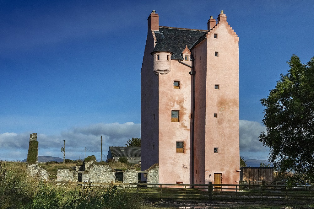 Image of Fairburn Tower in Scotland